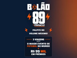 Banner promocional do Bolão 89 by Pinnacle com fundo em gradiente azul e laranja. O anúncio destaca prêmios de 3 viagens para o maior evento de futebol do mundo e R$99 MIL em prêmios.