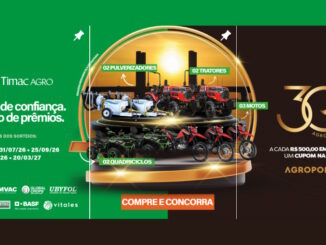 Banner publicitário da campanha de 30 anos da Agropodas em parceria com a Timac AGRO, exibindo prêmios como tratores, pulverizadores, motos e quadriciclos em uma redoma dourada sobre fundos verde e marrom.