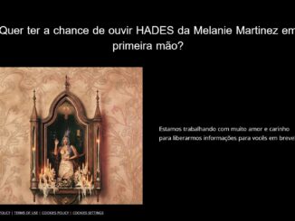 Imagem promocional da cantora Melanie Martinez para o projeto HADES. A arte apresenta um fundo preto com textos informativos e uma ilustração à esquerda que mostra a artista dentro de um nicho decorado com velas e padrões clássicos.