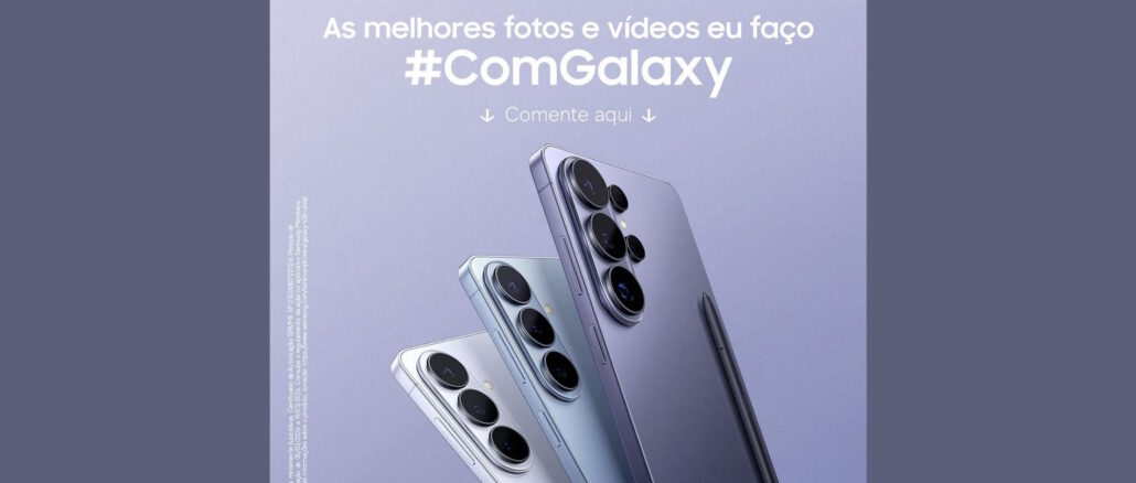 Três smartphones da linha Galaxy S26 posicionados diagonalmente em um fundo lilás, com o texto principal destacando a hashtag ComGalaxy para fotos e vídeos.