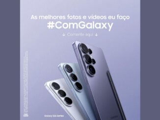 Três smartphones da linha Galaxy S26 posicionados diagonalmente em um fundo lilás, com o texto principal destacando a hashtag ComGalaxy para fotos e vídeos.