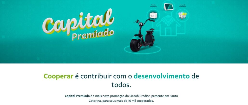 Banner promocional da campanha Capital Premiado do Sicoob Credisc apresentando prêmios como uma scooter elétrica e dispositivos de casa inteligente sobre um fundo verde turquesa.