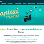 Banner promocional da campanha Capital Premiado do Sicoob Credisc apresentando prêmios como uma scooter elétrica e dispositivos de casa inteligente sobre um fundo verde turquesa.