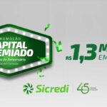 Banner promocional da campanha Capital Premiado da Sicredi Conexão, destacando o prêmio de R$1,3 milhão e a celebração de 45 anos da cooperativa.