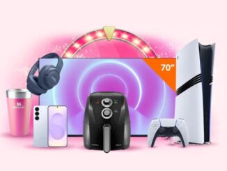 Imagem publicitária com uma televisão de 70 polegadas, um PlayStation 5, uma air fryer, um smartphone Samsung, fones de ouvido JBL e um copo Stanley sobre fundo rosa.