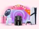 Imagem publicitária com uma televisão de 70 polegadas, um PlayStation 5, uma air fryer, um smartphone Samsung, fones de ouvido JBL e um copo Stanley sobre fundo rosa.