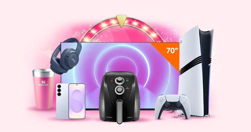 FEIRÃO SERASA LIMPA NOME 2026 – PAGUE SUA DÍVIDA VIA PIX E CONCORRA A PRÊMIOS Imagem publicitária com uma televisão de 70 polegadas, um PlayStation 5, uma air fryer, um smartphone Samsung, fones de ouvido JBL e um copo Stanley sobre fundo rosa.