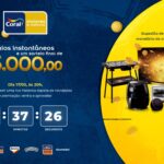 Banner promocional da marca de tintas Coral anunciando a campanha maiores e melhores. O anúncio destaca o sorteio final de R$5.000,00 e 50 prêmios instantâneos. No centro há um cronômetro regressivo e no lado direito ilustrações de eletrodomésticos cercados por moedas douradas flutuantes sobre um fundo azul e amarelo.