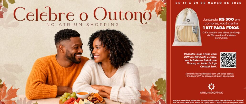 Banner promocional Celebre o Outono no Atrium Shopping. Um casal negro sorridente está sentado à frente de uma tábua de queijos e frutas, emoldurados por folhas secas. À direita, um painel vermelho detalha a promoção: junte R$300 em compras e ganhe um kit para frios. O período informado é de 13 a 29 de março de 2026, com instruções para cadastro via QR Code.