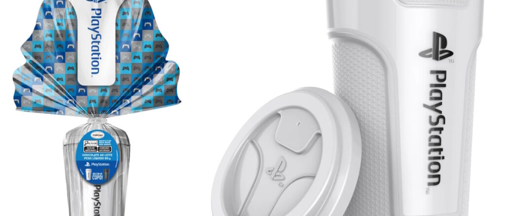 Ovo de páscoa PlayStation da marca Top Cau com embalagem temática azul e cinza ao lado de um copo colecionável branco com tampa.