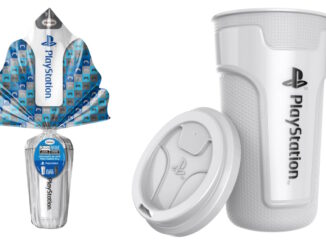 Ovo de páscoa PlayStation da marca Top Cau com embalagem temática azul e cinza ao lado de um copo colecionável branco com tampa.