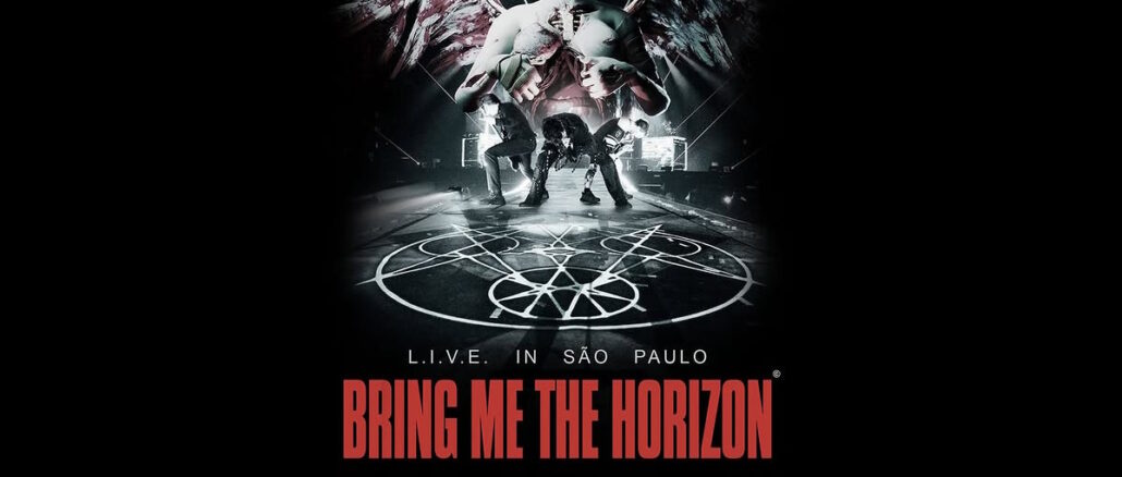 PROMOÇÃO BRING ME THE HORIZON - L.I.V.E. IN SÃO PAULO Pôster promocional da banda Bring Me The Horizon apresentando uma figura angelical sombria acima dos integrantes no palco e o título em letras vermelhas.