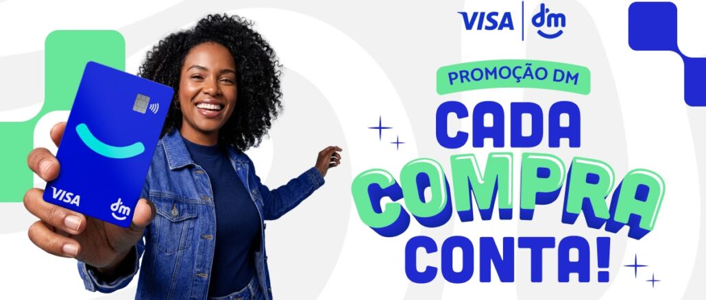 Mulher negra sorridente segura um cartão azul da Visa e da DM ao lado do texto da campanha Cada Compra Conta sobre um fundo claro.