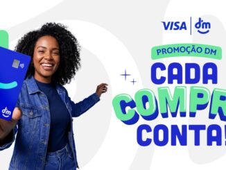 Mulher negra sorridente segura um cartão azul da Visa e da DM ao lado do texto da campanha Cada Compra Conta sobre um fundo claro.