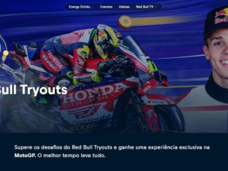 Banner promocional do Red Bull Tryouts apresentando um piloto de motovelocidade em uma curva e um jovem sorridente usando boné da marca.