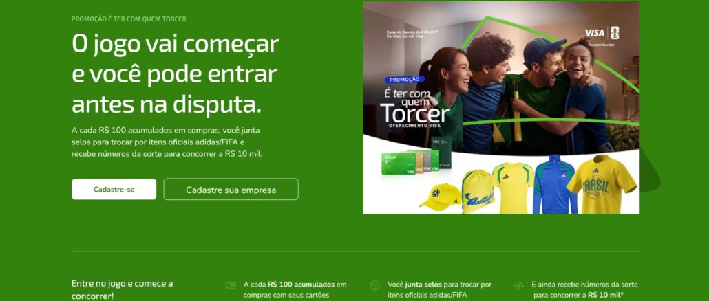 PROMOÇÃO SICREDI VISA É TER COM QUEM TORCER Anúncio da promoção Sicredi e Visa para a Copa do Mundo da FIFA 26, destacando brindes da adidas e sorteios em dinheiro sobre um fundo verde.