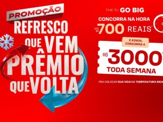 Banner publicitário com fundo vermelho destacando a promoção Refresco que vem Prêmio que volta. A imagem apresenta prêmios instantâneos de até R$700 e sorteios semanais de R$3000, com elementos visuais de setas circulares e um floco de neve.