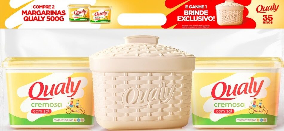 Dois potes de margarina Qualy de 500 gramas posicionados ao lado de um brinde exclusivo, que é um recipiente bege com textura de palha trançada e tampa.