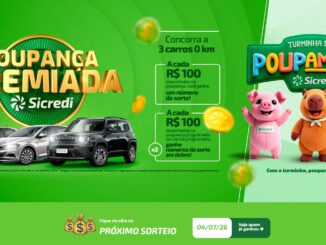 Banner publicitário da campanha Poupança Premiada Sicredi em fundo verde com moedas douradas. A imagem mostra três carros 0 km e os personagens da Turminha dos Poupamigos: um porquinho, uma capivara e uma ovelha. O texto explica que a cada R$100 investidos o cliente ganha números da sorte para concorrer aos prêmios.