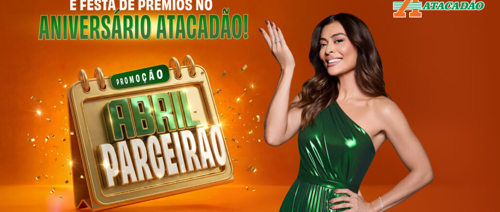 Banner publicitário da Promoção Abril Parceirão Atacadão com a atriz Juliana Paes. A imagem apresenta um fundo laranja vibrante com elementos festivos e um calendário dourado destacando o nome da campanha.