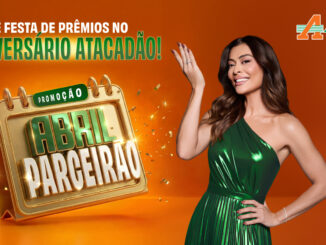 Banner publicitário da Promoção Abril Parceirão Atacadão com a atriz Juliana Paes. A imagem apresenta um fundo laranja vibrante com elementos festivos e um calendário dourado destacando o nome da campanha.