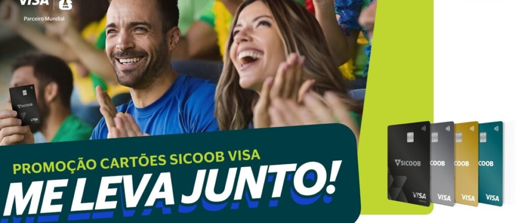 Promoção Cartões Sicoob VISA Me Leva Junto Anúncio publicitário da promoção Me Leva Junto dos cartões Sicoob Visa. A imagem mostra um casal de torcedores vibrando em um estádio de futebol e quatro modelos de cartões de crédito Sicoob alinhados à direita.