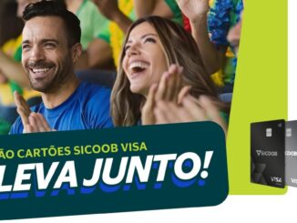 Anúncio publicitário da promoção Me Leva Junto dos cartões Sicoob Visa. A imagem mostra um casal de torcedores vibrando em um estádio de futebol e quatro modelos de cartões de crédito Sicoob alinhados à direita.