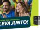 Anúncio publicitário da promoção Me Leva Junto dos cartões Sicoob Visa. A imagem mostra um casal de torcedores vibrando em um estádio de futebol e quatro modelos de cartões de crédito Sicoob alinhados à direita.