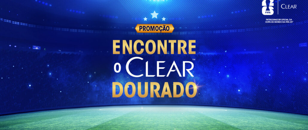 Imagem promocional da marca Clear em um estádio de futebol com iluminação azul. No centro, o texto destaca a frase Encontre o Clear Dourado. No canto superior direito, aparecem os logotipos da Clear e da Copa do Mundo FIFA 26.