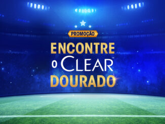 Imagem promocional da marca Clear em um estádio de futebol com iluminação azul. No centro, o texto destaca a frase Encontre o Clear Dourado. No canto superior direito, aparecem os logotipos da Clear e da Copa do Mundo FIFA 26.