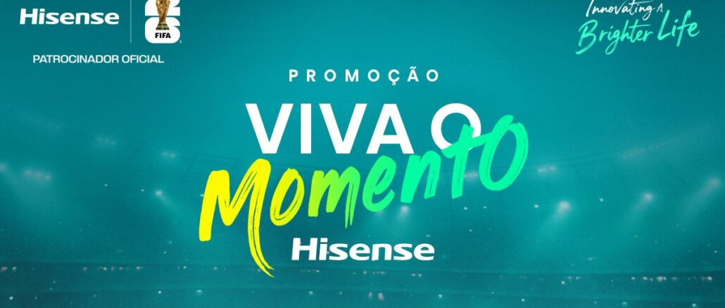 Promoção Hisense Viva o Momento Anúncio da promoção Viva o Momento da Hisense para a Copa do Mundo FIFA 26. O fundo possui tons de turquesa e mostra o interior de um estádio de futebol com luzes brilhantes. O texto central é colorido em branco, amarelo e verde.