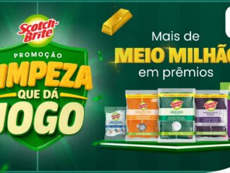 Publicidade da Scotch-Brite intitulada Promoção Limpeza Que Dá Jogo. A imagem mostra diversos produtos da marca e barras de ouro flutuando sobre um fundo verde que remete a um campo de futebol. O texto principal destaca a premiação de mais de meio milhão de reais.