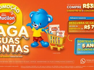 Banner publicitário da Promoção Mucilon Paga Suas Contas apresentando o mascote urso azul empurrando um carrinho de compras com produtos da marca. O fundo é laranja e o texto informa prêmios de R$750 e sorteio final de 5 anos de contas pagas.