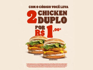 Anúncio com fundo creme apresentando dois sanduíches Chicken Duplo na parte inferior. O texto superior informa que com o código o consumidor leva 2 sanduíches por R$1,00. O número dois é grande e vermelho e o nome do lanche está escrito em marrom. Na base há um texto legal informativo em letras vermelhas pequenas.