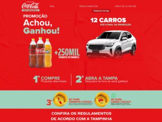 Publicidade da promoção Coca-Cola Achou Ganhou com fundo vermelho apresentando garrafas retornáveis de Coca-Cola e Fanta, um carro SUV branco e instruções detalhadas sobre como participar através das tampinhas premiadas.