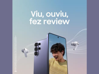 Smartphone Samsung Galaxy S24 FE na cor violeta e fones de ouvido sem fio Galaxy Buds3 prata posicionados sobre um fundo degradê em tons de azul e lilás. O texto centralizado diz Viu, ouviu, fez review.