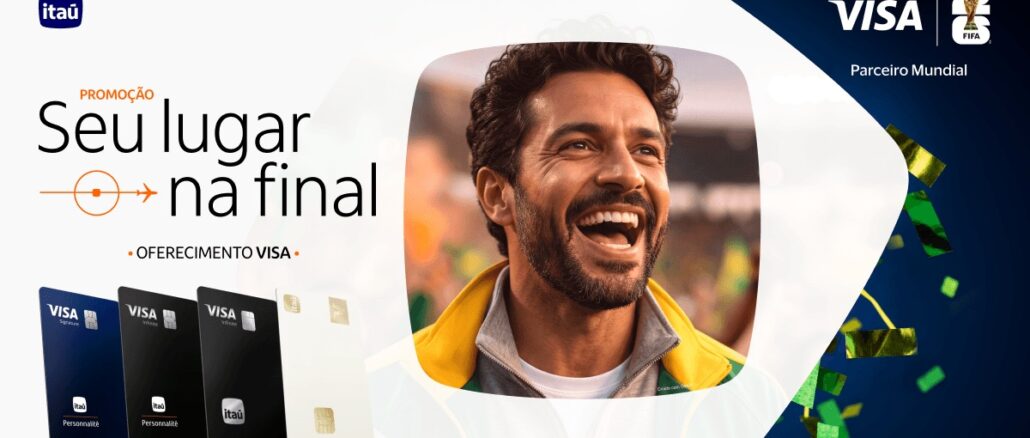 Banner promocional da parceria entre Itaú e Visa para a Copa do Mundo da FIFA. A imagem destaca um homem feliz vestindo as cores do Brasil, cercado por cartões de crédito e logotipos oficiais das marcas.