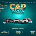 Banner publicitário da campanha CAP Mais do Sicoob sobre fundo verde escuro. O título aparece em destaque com letras grandes e metalizadas. À esquerda, uma lista detalha prêmios como TVs, pontos Coopera, Alexas, motos e carros. Ao centro, imagens de veículos e aparelhos eletrônicos ilustram as premiações. Abaixo, instruções explicam que a cada R$200,00 capitalizados o cliente recebe um número da sorte para participar.