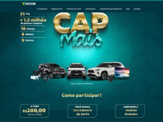 Banner publicitário da campanha CAP Mais do Sicoob sobre fundo verde escuro. O título aparece em destaque com letras grandes e metalizadas. À esquerda, uma lista detalha prêmios como TVs, pontos Coopera, Alexas, motos e carros. Ao centro, imagens de veículos e aparelhos eletrônicos ilustram as premiações. Abaixo, instruções explicam que a cada R$200,00 capitalizados o cliente recebe um número da sorte para participar.