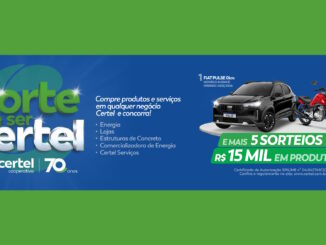 Banner promocional da campanha Sorte é ser certel em comemoração aos 70 anos da cooperativa. A imagem apresenta um fundo azul e verde com um carro Fiat Pulse preto e uma moto Honda CG vermelha em destaque sobre uma base branca. O texto informa que ao comprar produtos e serviços da cooperativa o cliente concorre aos veículos e a sorteios de R$15MIL em produtos.