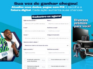 Publicidade da promoção Sorte na Conta da Zona Oeste Mais Saneamento. A imagem apresenta um homem sorridente à esquerda, um formulário de cadastro centralizado e uma variedade de prêmios à direita, incluindo uma scooter elétrica e eletrodomésticos, sobre um fundo azul.