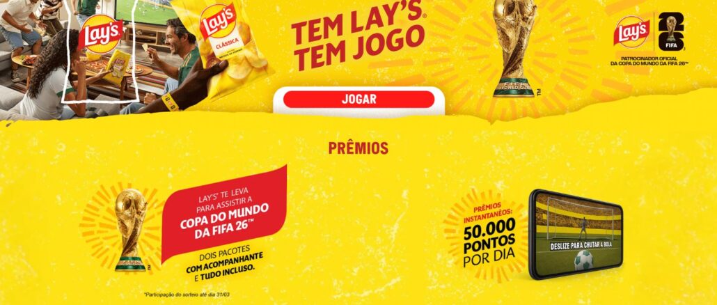 Banner publicitário da promoção Tem Lay's Tem Jogo com fundo amarelo vibrante, apresentando a taça da Copa do Mundo da FIFA 26, embalagens de batata Lay's e informações sobre sorteios de viagens e prêmios instantâneos.