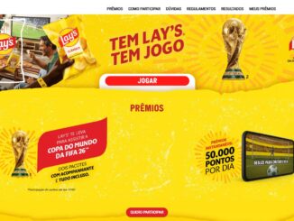Banner publicitário da promoção Tem Lay's Tem Jogo com fundo amarelo vibrante, apresentando a taça da Copa do Mundo da FIFA 26, embalagens de batata Lay's e informações sobre sorteios de viagens e prêmios instantâneos.