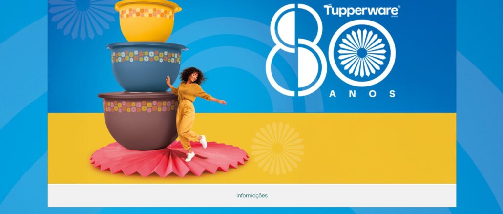 Promoção Tupperware 80 anos Banner publicitário no site The Insiders comemorando os 80 anos da Tupperware. A imagem mostra uma pilha de tigelas coloridas da Linha Murano ao lado de uma mulher saltando de alegria sobre uma base vermelha. O fundo é dividido entre azul e amarelo com o logotipo da marca e o número 80 em destaque.