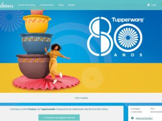 Banner publicitário no site The Insiders comemorando os 80 anos da Tupperware. A imagem mostra uma pilha de tigelas coloridas da Linha Murano ao lado de uma mulher saltando de alegria sobre uma base vermelha. O fundo é dividido entre azul e amarelo com o logotipo da marca e o número 80 em destaque.