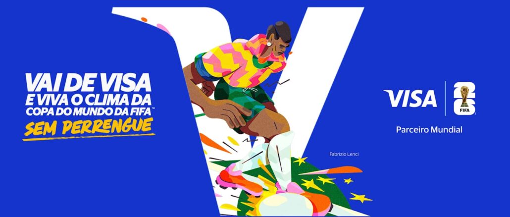 Anúncio publicitário da Visa para a Copa do Mundo da FIFA com fundo azul. No centro, uma letra V branca estilizada serve de moldura para a ilustração colorida de um jogador de futebol em movimento. À esquerda, o texto diz Vai de Visa e viva o clima da Copa do Mundo da FIFA sem perrengue. À direita, aparecem os logotipos da Visa e da Copa do Mundo com a frase Parceiro Mundial.