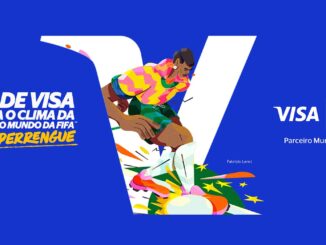 Anúncio publicitário da Visa para a Copa do Mundo da FIFA com fundo azul. No centro, uma letra V branca estilizada serve de moldura para a ilustração colorida de um jogador de futebol em movimento. À esquerda, o texto diz Vai de Visa e viva o clima da Copa do Mundo da FIFA sem perrengue. À direita, aparecem os logotipos da Visa e da Copa do Mundo com a frase Parceiro Mundial.