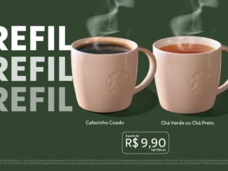 Banner publicitário com fundo verde escuro apresentando a oferta de refil da Starbucks. À esquerda, a palavra REFIL aparece três vezes em letras grandes. No centro, duas canecas cerâmicas beges com a logomarca da sereia contêm café coado e chá, ambos fumegantes. Um quadro no canto inferior direito informa o preço a partir de R$9,90 para o tamanho de 300 ml.