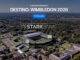 Vista aérea de uma cidade arborizada com o estádio de tênis de Wimbledon centralizado dentro da moldura de um cartão de crédito. No topo, o texto Stark Bank Experience: Destino: Wimbledon 2026 e um botão azul de ação com a frase Participe agora.