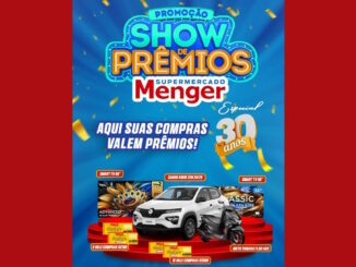 Cartaz da promoção Show de Prêmios do Supermercado Menger em comemoração aos seus 30 anos. A imagem apresenta diversos prêmios como um carro branco, uma moto preta, televisores e cartões de vales-compra sobre um pódio vermelho com fundo azul festivo.